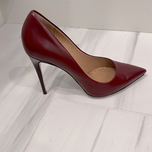 SALVATORE FERRAGAMO super flattering deep red stiletto pumps-EUC - Picture 4 of 8